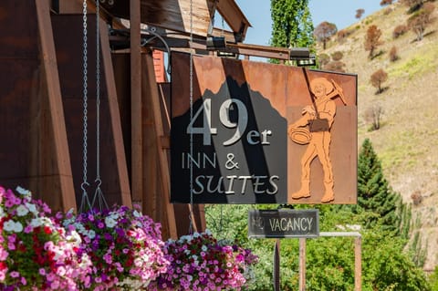 Summer, Decorative detail