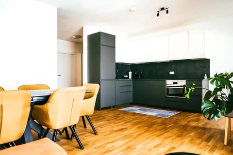 Kitchen or kitchenette, Seating area, Dining area, dishwasher, oven, pet friendly, stove