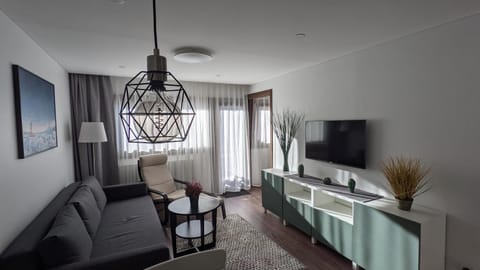 Bed, Day, TV and multimedia, Living room, Seating area