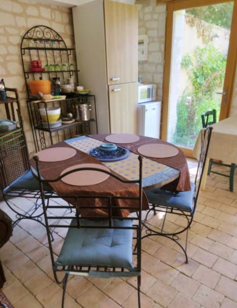Charmant refuge à Courchamps, terrasse et jardin House in Centre-Val de Loire