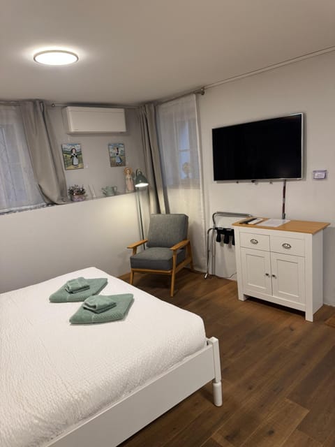 TV and multimedia, Bedroom, air conditioner