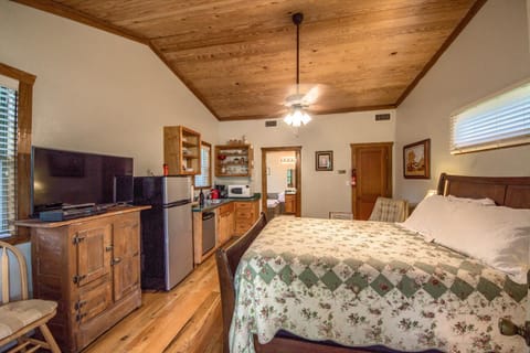 Waldrip Cabin Cabin in Fredericksburg