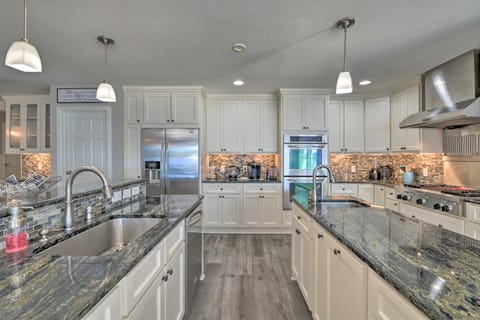 Spacious Granbury Home with Lakefront Outdoor Oasis! House in Texas