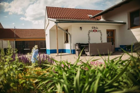 Property building, Seating area, Facility for disabled guests, Parking, acessibility