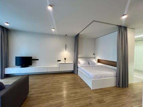 Bed, TV and multimedia, Photo of the whole room, Bedroom