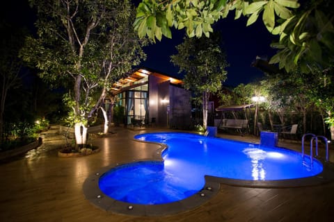 Swimming pool
