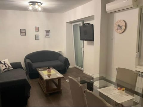 TV and multimedia, Living room, Seating area, air conditioner