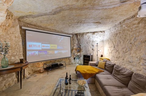 TV and multimedia, Living room, Alcoholic drinks, locker