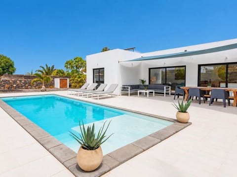 Property building, Patio, Swimming pool, sunbed