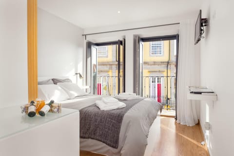 Bed, TV and multimedia, Dining area, Bedroom