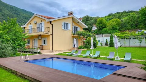 Villa, pool and relax for 12 persons Villa in Kotor Municipality