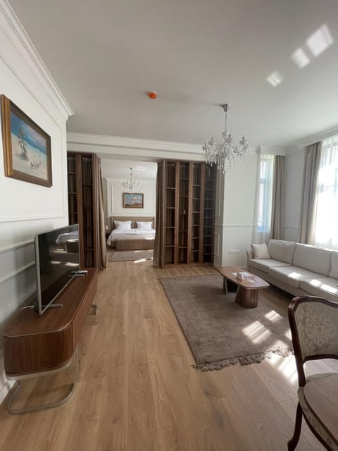 Bed, TV and multimedia, Living room, Photo of the whole room, Seating area, Bedroom