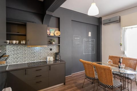 Coffee/tea facilities, Kitchen or kitchenette, Living room, Lounge or bar, Seating area, Dining area, air conditioner