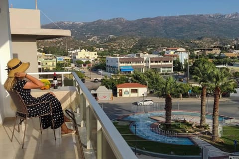 Balcony/Terrace, City view, Mountain view, Street view