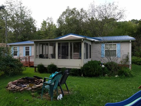 Thomas Holiday Home House in Allegheny River