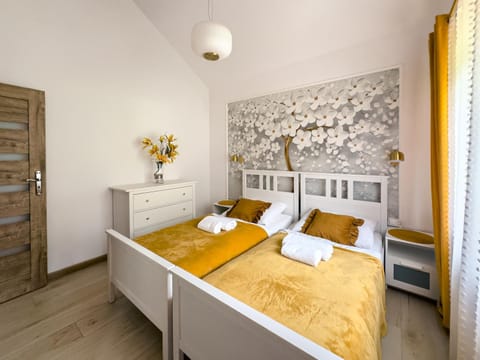 Bed, Bedroom, towels, wardrobe