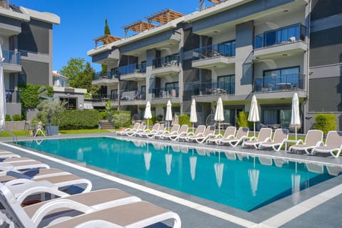 Property building, Day, Pool view, Swimming pool, sunbed