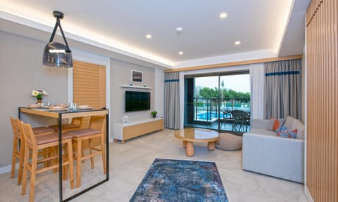 TV and multimedia, Living room, Seating area, Pool view