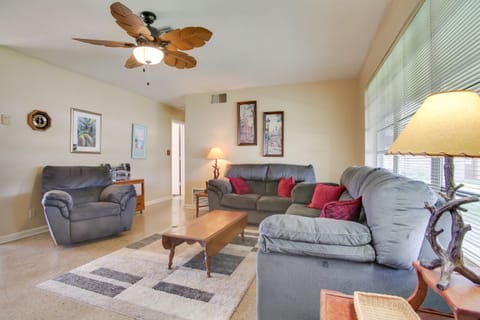 Pets Welcome Cozy Home with Pool in Margate! House in Margate