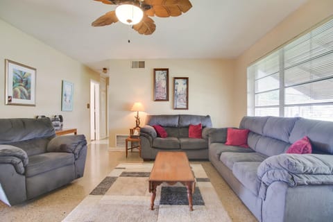 Pets Welcome Cozy Home with Pool in Margate! House in Margate