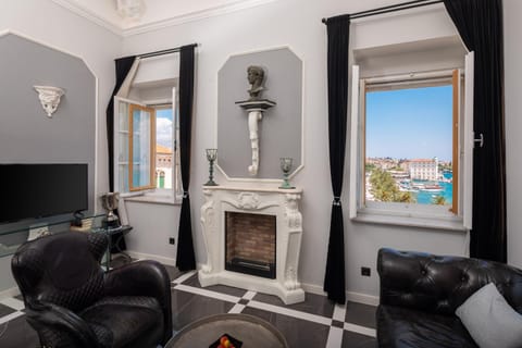 Living room, Seating area, Evening entertainment, flat iron