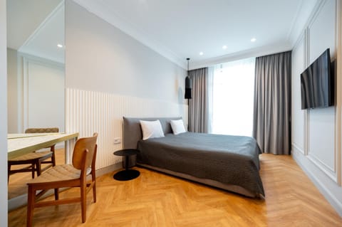 Bed, TV and multimedia, Photo of the whole room, Seating area, Bedroom, hair dresser