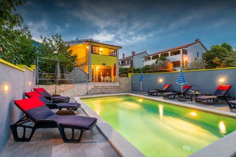 Property building, Swimming pool, sunbed