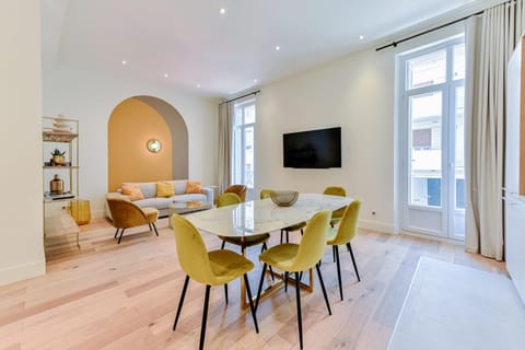 TV and multimedia, Seating area, Dining area