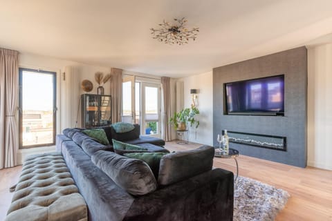 Communal lounge/ TV room, TV and multimedia, Living room, Seating area, Evening entertainment