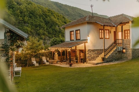 Property building, Spring, Day, Natural landscape, Garden, Garden view, Mountain view