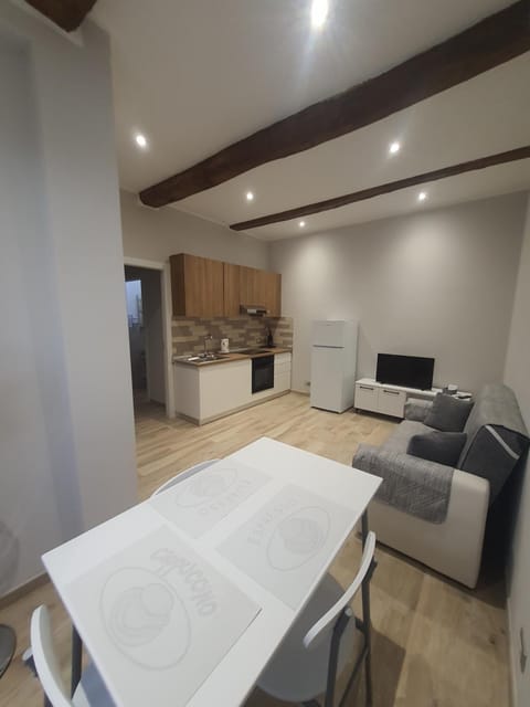 TV and multimedia, Seating area, Dining area