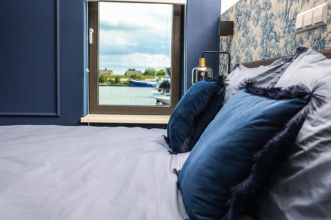Bed, Bedroom, River view