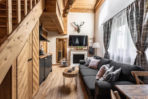 TV and multimedia, Living room, Seating area, flat iron, kitchen