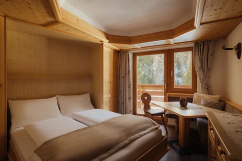 Bed, Living room