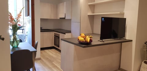 Kitchen or kitchenette, minibar, stove
