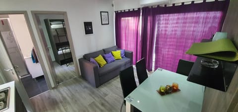 Pirovac Premium Luksuzni Mobile-Home on the beach 6 ležaja satelit tv wifi klima 2 x wc velika terasa full opremljena ljubimci dozvoljeni parkirno mjesto 10m do plaže pogodno za djecu mali obiteljski kamp 100m do centra mjesta Campground/
RV Resort in Tisno