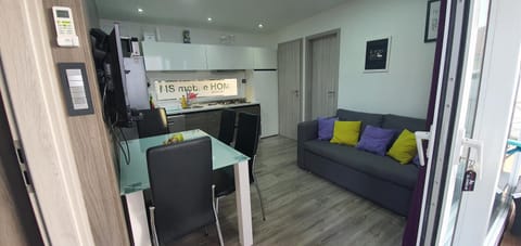 Pirovac Premium Luksuzni Mobile-Home on the beach 6 ležaja satelit tv wifi klima 2 x wc velika terasa full opremljena ljubimci dozvoljeni parkirno mjesto 10m do plaže pogodno za djecu mali obiteljski kamp 100m do centra mjesta Campground/
RV Resort in Tisno