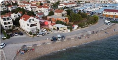 Pirovac Premium Luksuzni Mobile-Home on the beach 6 ležaja satelit tv wifi klima 2 x wc velika terasa full opremljena ljubimci dozvoljeni parkirno mjesto 10m do plaže pogodno za djecu mali obiteljski kamp 100m do centra mjesta Campground/
RV Resort in Tisno