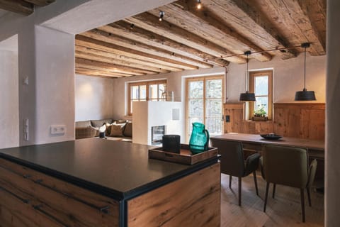 Kitchen or kitchenette, Living room, Seating area, Dining area