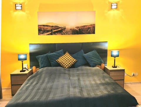 Bed, TV and multimedia, View (from property/room), Other, Seating area, Bedroom, Guests, Lake view, Landmark view, Street view, young children, Family, Quiet street view, furniture, locker, microwave, soundproof, towels, wardrobe