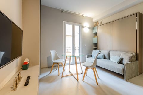 TV and multimedia, Living room, Photo of the whole room, Seating area, Dining area