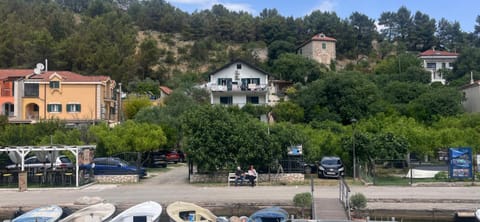 Property building, Garden, Parking