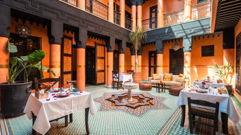 Patio, Restaurant/places to eat, Day, Living room, Food and drinks, Banquet/Function facilities, Seating area, Food