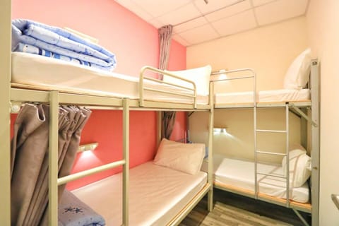 bunk bed, towels