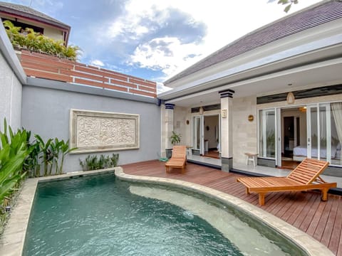 Property building, Facade/entrance, Balcony/Terrace, Swimming pool, Swimming pool