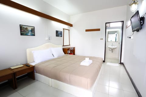 Bed, Day, TV and multimedia, Photo of the whole room, Seating area, Bedroom, older children