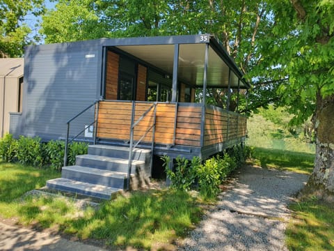 Property building, Patio, Patio, Facade/entrance, River view, River view, acessibility