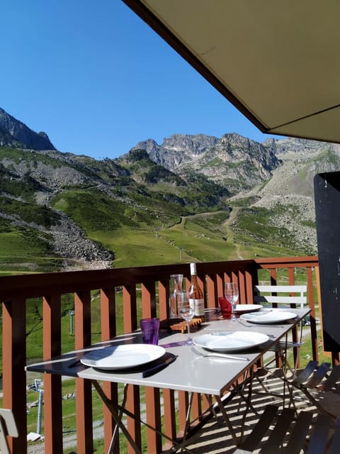Spring, Natural landscape, Balcony/Terrace, Dining area, Mountain view