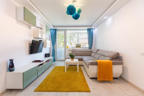 TV and multimedia, Living room, Seating area, Evening entertainment