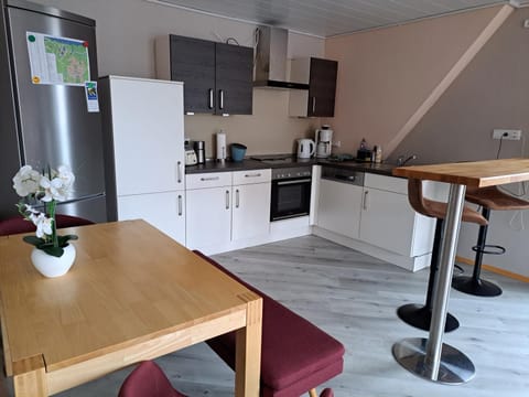 Kitchen or kitchenette, Dining area, dishwasher, minibar, pet friendly, stove